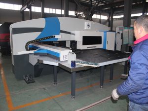 источник питания сервопривода и использованный ударный пресс amada cnc
